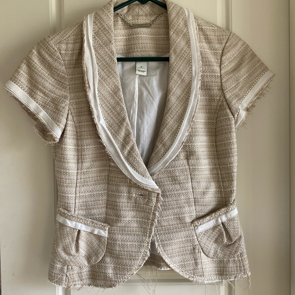 Short sleeve tailored blazer with white piping